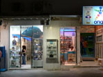Nachtleben und Geschäfte in der Stadt Tinos